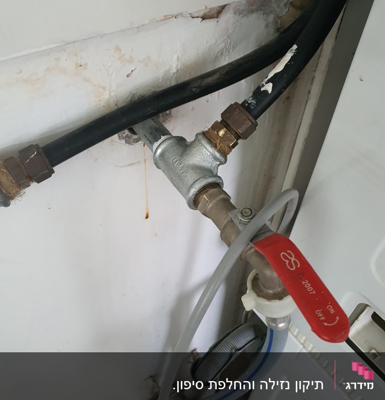 צינור מים עם ברז אדום ומחברים